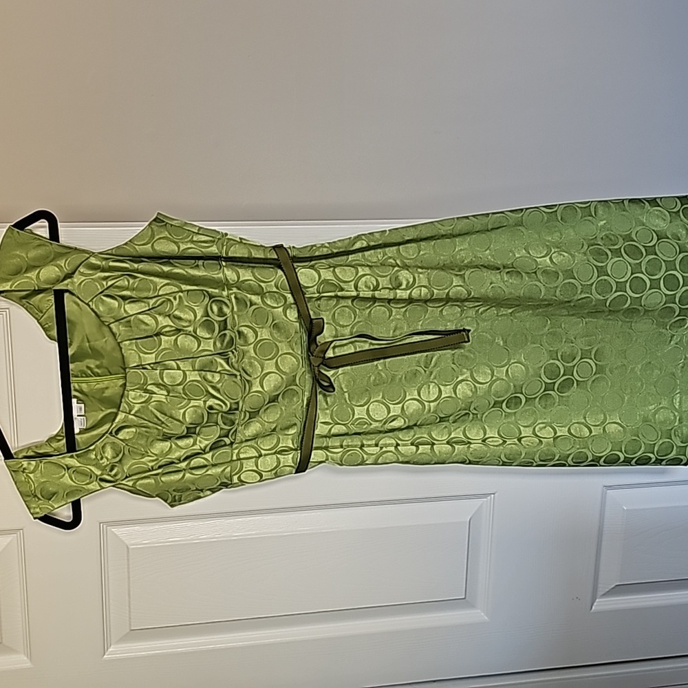 LONDON TIMES Green dress. Pleated in the front with ribbon at the waist, size 14